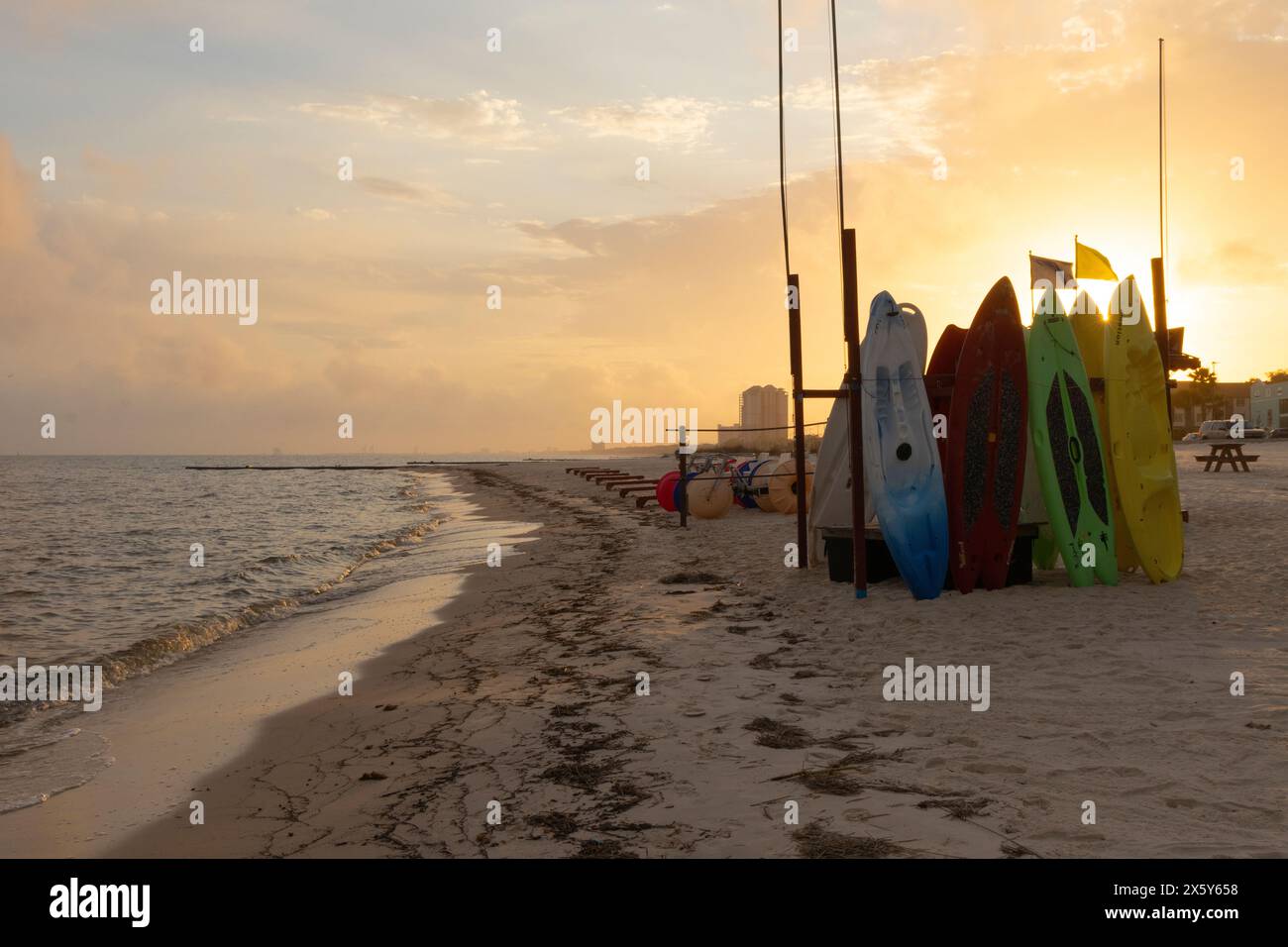 Une vue panoramique du coucher du soleil sur le golfe du Mexique à Biloxi, Mississippi. Banque D'Images