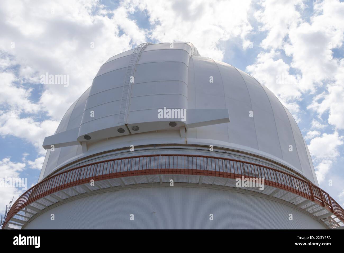 Fort Davis, Texas - 1er mai 2024 vue panoramique de l'équipement d'astronomie scientifique à l'Observatoire McDonald de Fort Davis, Texas Banque D'Images