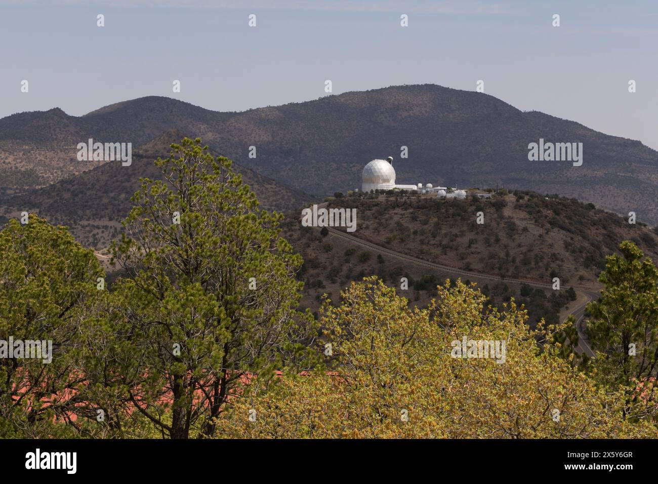 Fort Davis, Texas - 1er mai 2024 vue panoramique de l'équipement d'astronomie scientifique à l'Observatoire McDonald de Fort Davis, Texas Banque D'Images