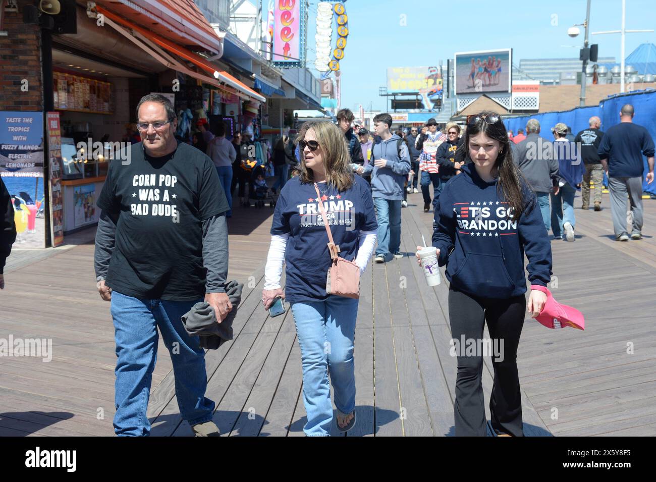 11 mai 2024, Washington, District of Columbia, USA : 5/11/24 Wildwood NJ. Les partisans de Trump arrivent sur la plage à côté de la promenade où l’ancien président Trump fera un arrêt de campagne. (Crédit image : © Christy Bowe/ZUMA Press Wire) USAGE ÉDITORIAL SEULEMENT! Non destiné à UN USAGE commercial ! Banque D'Images