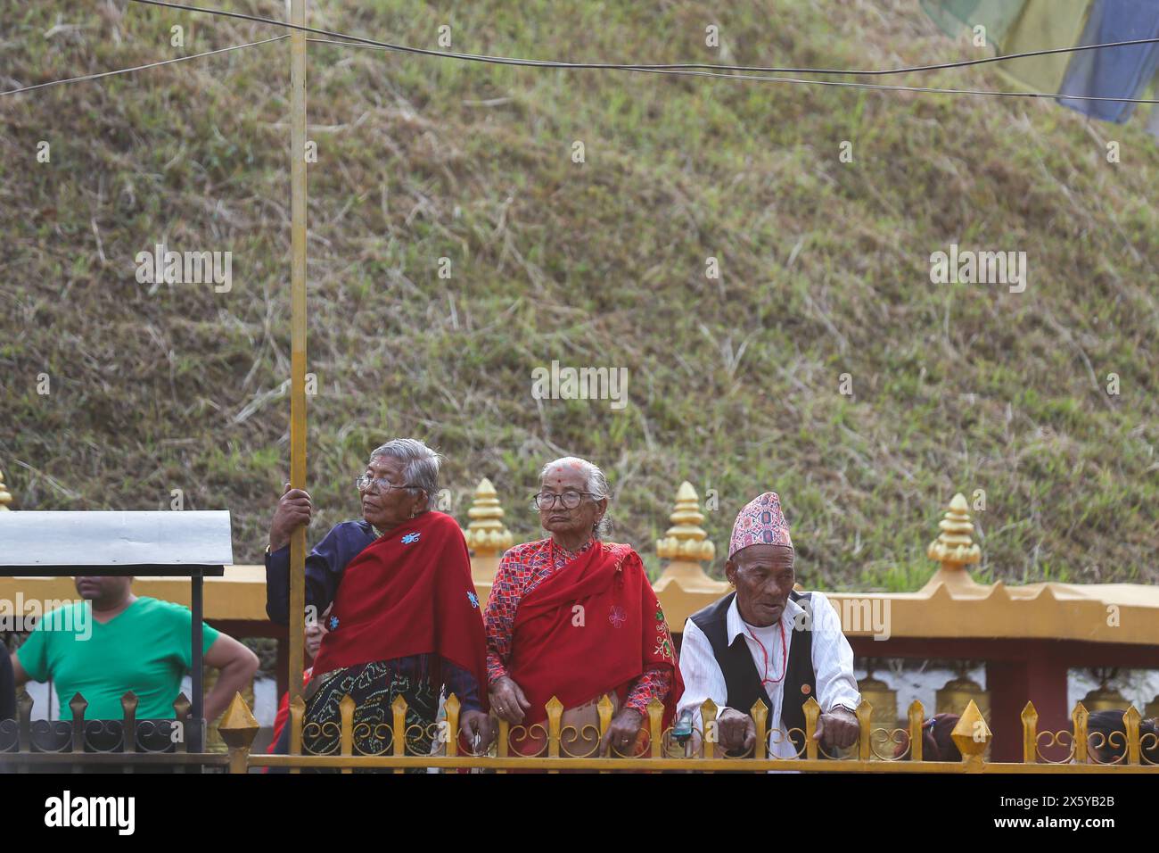 La procession de chars de Rato Machhindranath commence au Népal Elderlies de Lalitpur observez la procession de chars de Lord Rato Machhindranath depuis une structure en bord de route le 11 mai 2024. Le Dieu rouge du Népal, communément connu sous le nom de Rato Machhindranath, seigneur de la pluie et de la moisson, est monté sur un char de 32 pieds de haut en gratte-ciel prêt à faire le tour de la ville qui s'étend sur des semaines. Cortège de chars de Rato Macchendranath également appelé Bunga Dugh à Newari signifiant le Dieu de la pluie et de la moisson est le plus long Jatra au Népal qui fonctionne pendant des mois dépendant largement de l'astronomie. Un char de 32 pieds de Rato Mach Banque D'Images