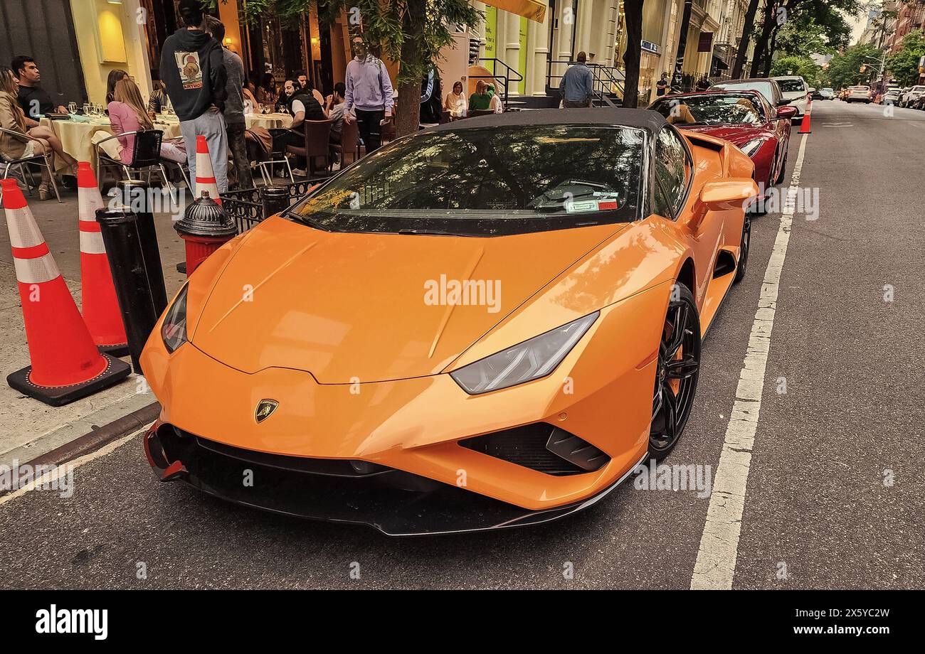 New York City, USA - 03 juin 2023 : Lamborghini Huracan LP 640-4 performante décapotable orange vue de dessus de la voiture garée Banque D'Images