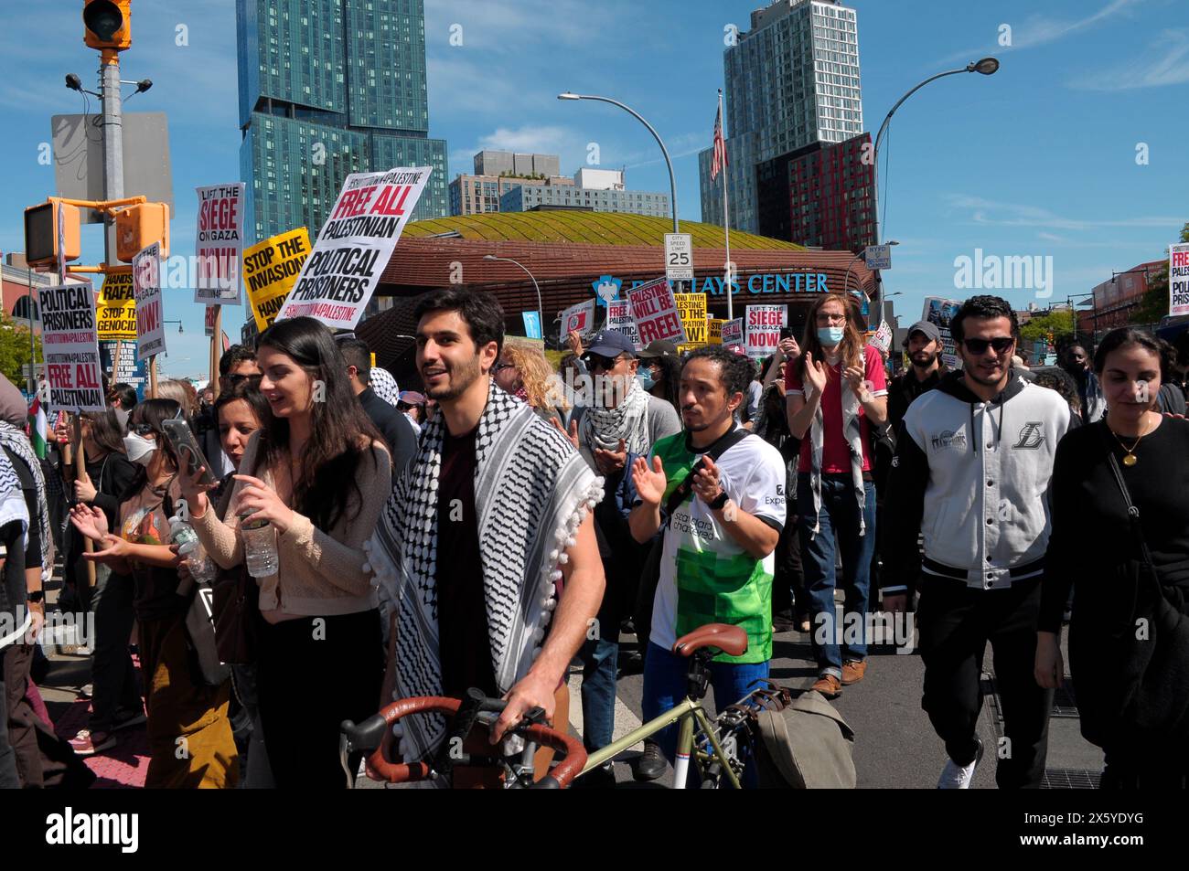 Des manifestants pro-palestiniens défilent avec des pancartes exprimant leurs opinions à l'extérieur du Barclays Center. Des manifestants pro-palestiniens se sont rassemblés à Brooklyn, New York, condamnant les opérations militaires des Forces de défense israéliennes à Gaza. La marche a eu lieu avant le jour de la Nakba, qui a lieu le 15 mai. Le jour de la Nakba marque le jour en 1948 où les forces israéliennes ont expulsé des Palestiniens des terres qui sont devenues une partie de l’État d’Israël. Dans la guerre Israël-Hamas en cours, le premier ministre israélien Benjamin Netanyahu a déclaré que les FDI lanceraient une invasion de Rafah dans le sud de Gaza. Depuis le début de la guerre Israël-Hamas Banque D'Images