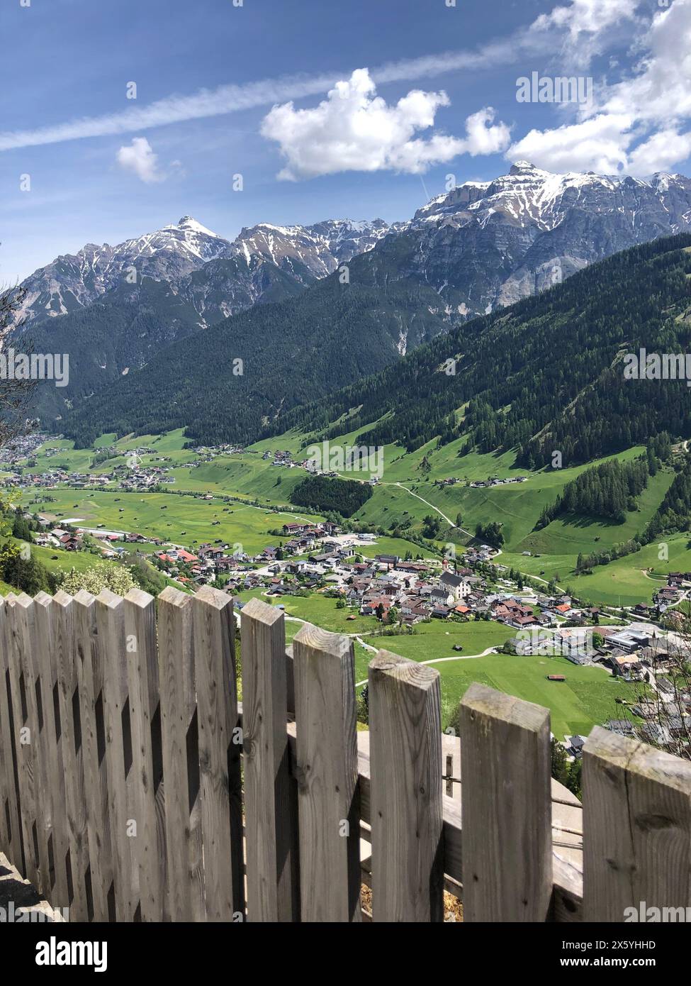 Jour d'été dans la vallée sous Glacier , Alpes autrichiennes , région du Tyrol , Neustift im Stubaital Banque D'Images