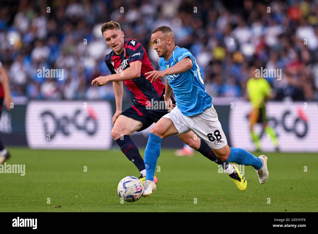 Stanislav Lobotka (Napoli)Michel Aebischer (Bologne) lors du match Italien Serie A entre Napoli 0-2 Bologne au stade Diego Armando Maradona le 11 mai 2024 à Naples, Italie . Crédit : Maurizio Borsari/AFLO/Alamy Live News Banque D'Images