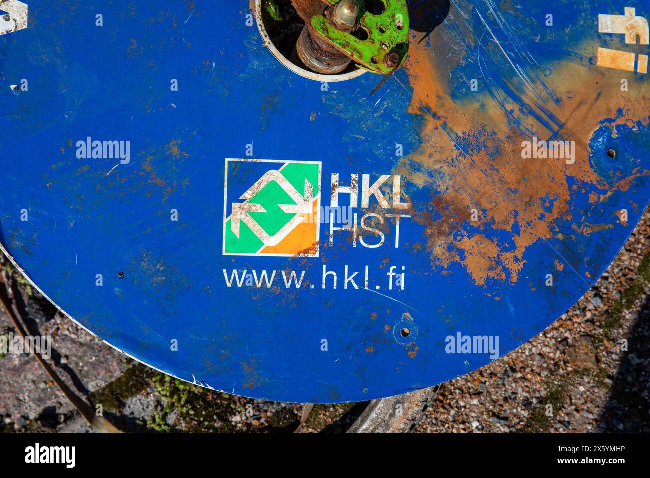 Roue bleue rouillée d'un vieux vélo de ville HKL récupéré de la mer à Helsinki, Finlande Banque D'Images
