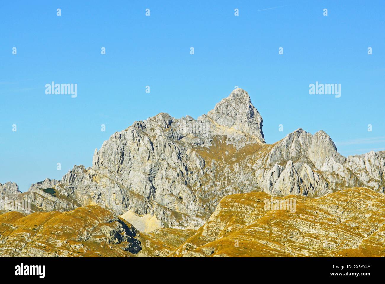Le point culminant du parc national de Durmitor, le sommet de Bobotov Kuk, avec un ciel bleu en toile de fond. Paysage du nord du Monténégro. Banque D'Images