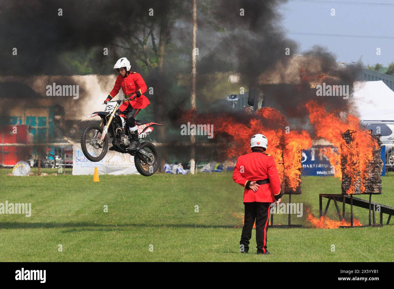 Newark, Nottinghamshire, Royaume-Uni. 11 mai 2024 les membres de l'équipe d'affichage de moto Imps préforment à l'exposition du comté de Nottinghamshire 2024 Picture Credit : Tim Scrivener / Alamy Live News Banque D'Images