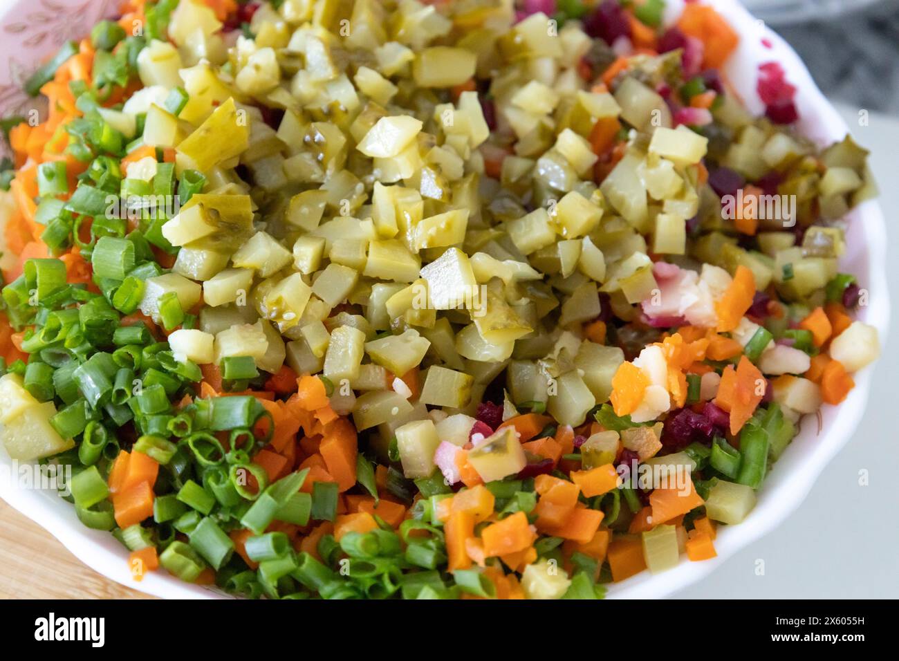 Une salade savoureuse nommée vinaigrette - une salade traditionnelle ukrainienne et russe de légumes. Plat végétarien. Nourriture végétalienne avec oignon vert, pommes de terre bouillies Banque D'Images