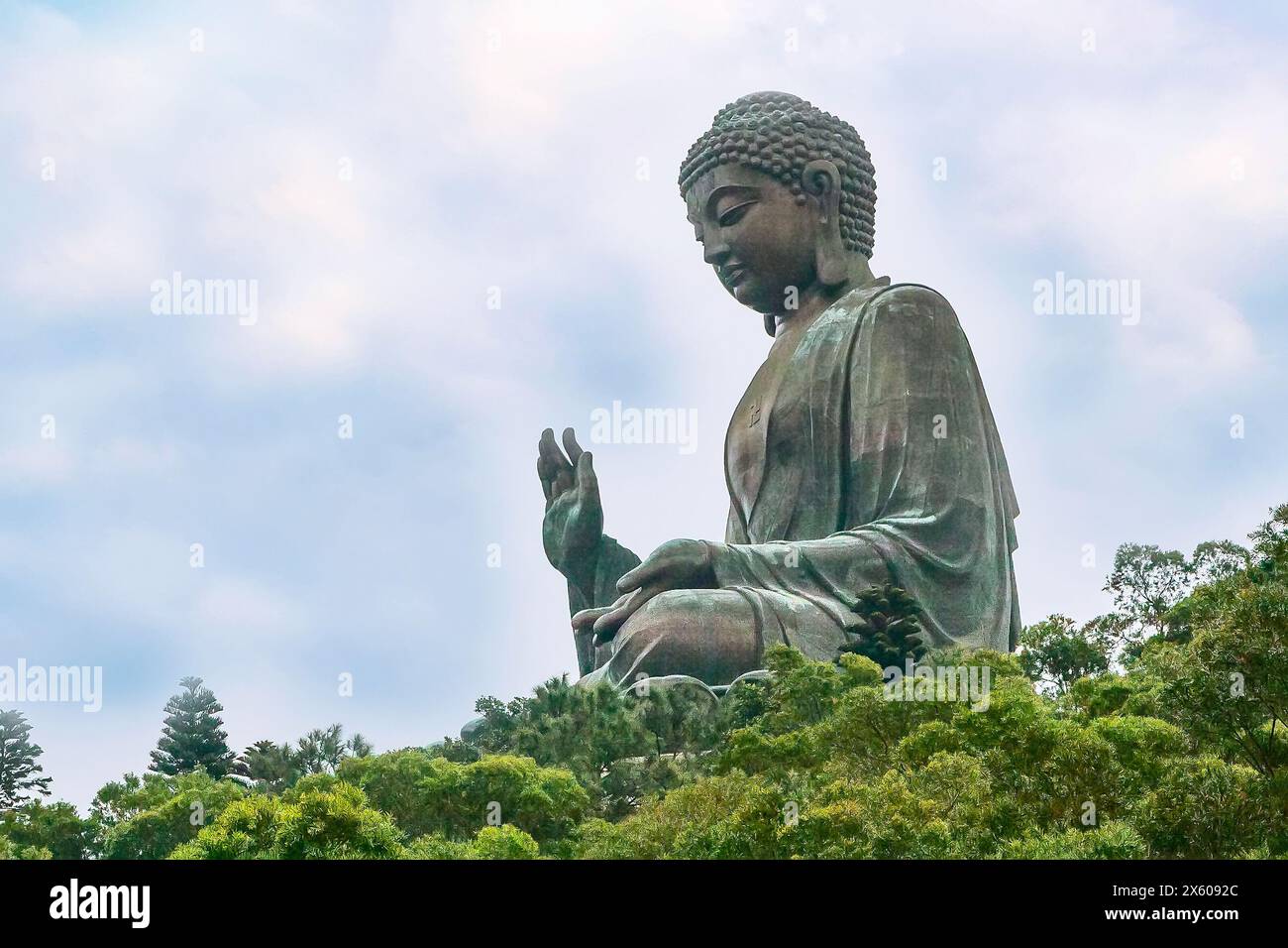 Grande statue de Bouddha en gros plan, Hong Kong sur fond de ciel nuageux Banque D'Images