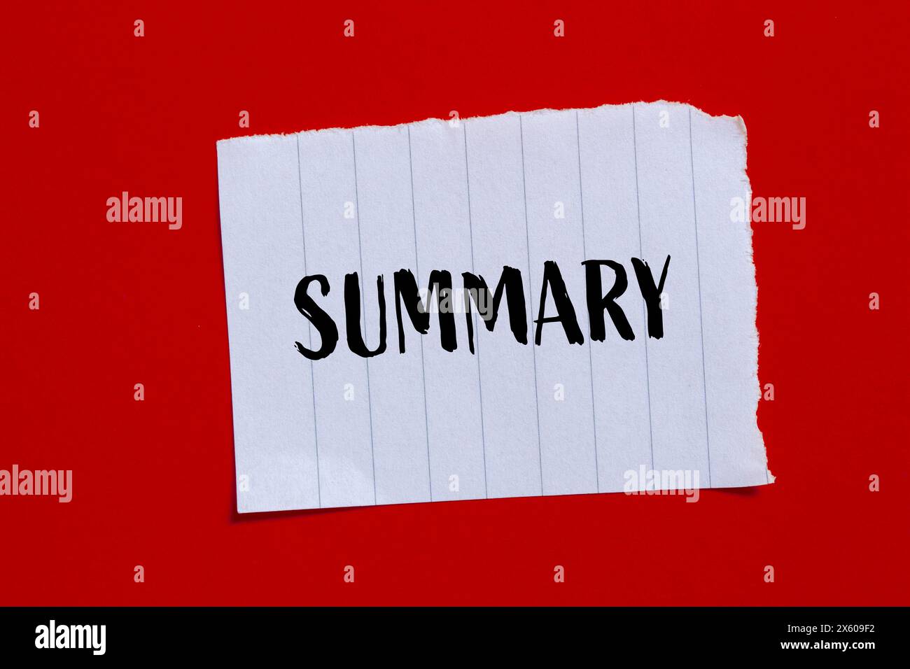 Mot résumé écrit sur papier déchiré avec fond rouge. Symbole de mot résumé conceptuel. Copier l'espace. Banque D'Images