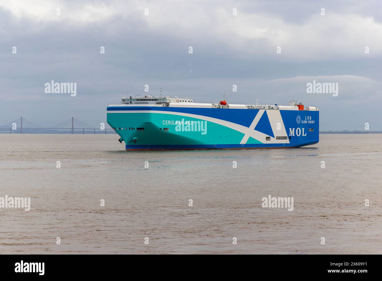 Le porte-véhicules Cerulean Ace se dirige vers la mer Banque D'Images