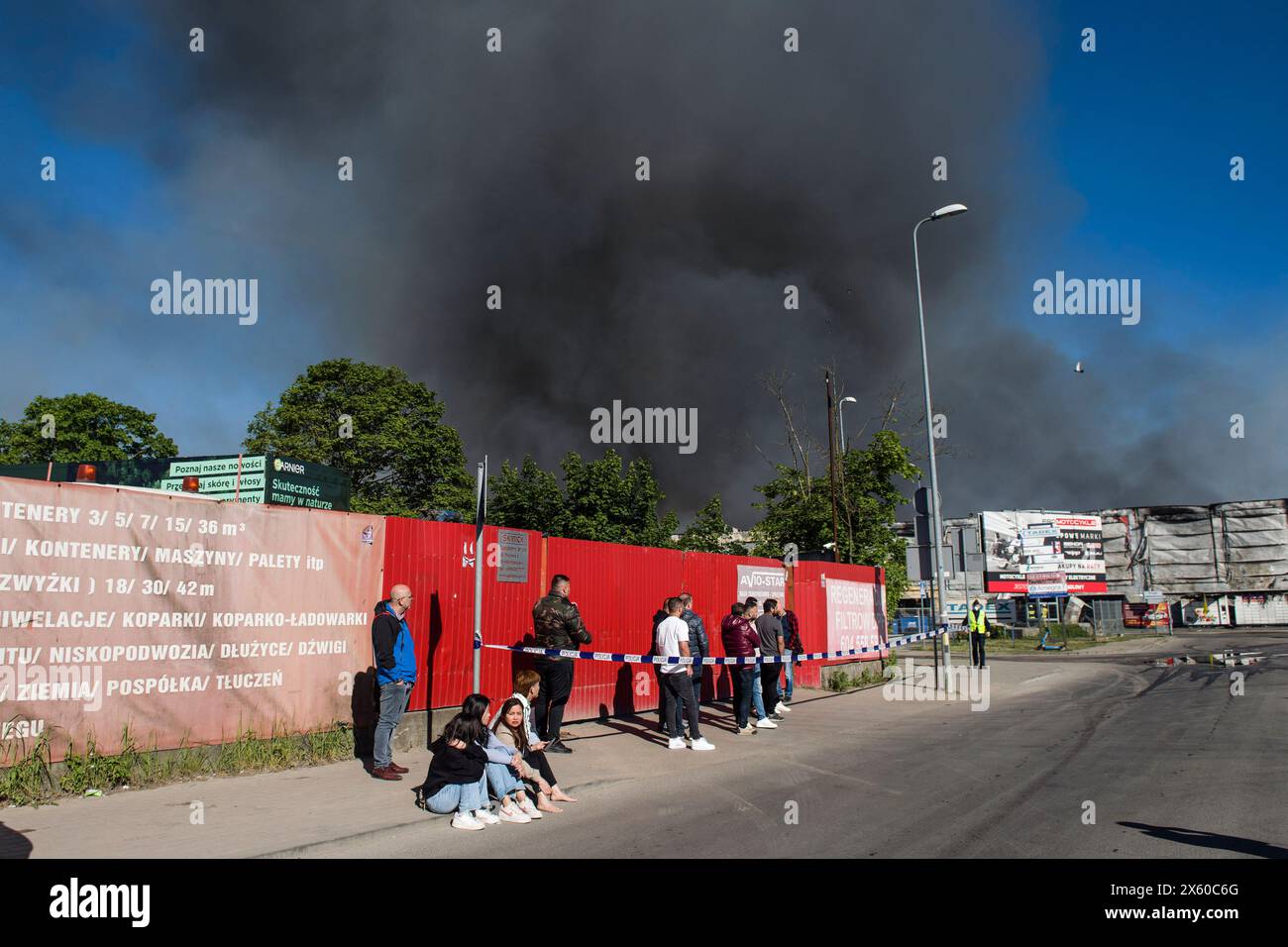 Fumée noire massive vue dans le ciel au-dessus du centre commercial Marywilska 44 en feu à Varsovie. Incendie massif au centre commercial Marywilska 44 dans le quartier Bia?oleka de Varsovie. Selon le Service national des pompiers, il y a 50 brigades de pompiers sur place, avec un total de près de 300 pompiers qui y travaillent, y compris de l'unité chimique. L'eau est tirée d'un canal voisin pour éteindre le feu. Environ 1400 magasins sont complètement brûlés jusqu'à présent. Les résidents de Varsovie et des environs ont reçu une alerte du centre de sécurité du gouvernement, les exhortant à rester chez eux et à fermer leurs fenêtres. (Photo b Banque D'Images