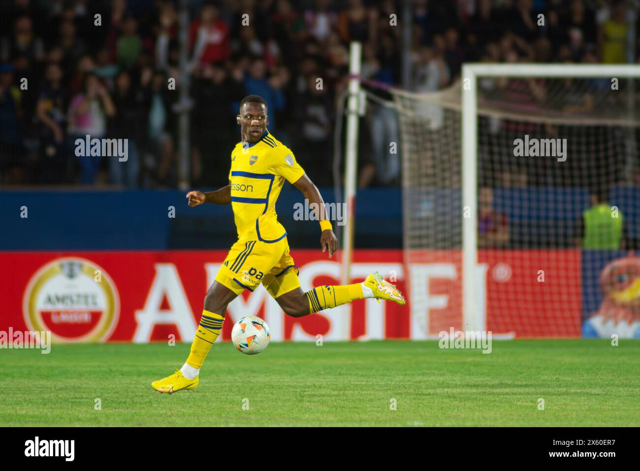 Luis Advincula - Sportivo Trinidense (1) v Club Atletico Boca Juniors (2) match, phase groupe (Groupe d) CONMEBOL Sudamericana 2024. Banque D'Images