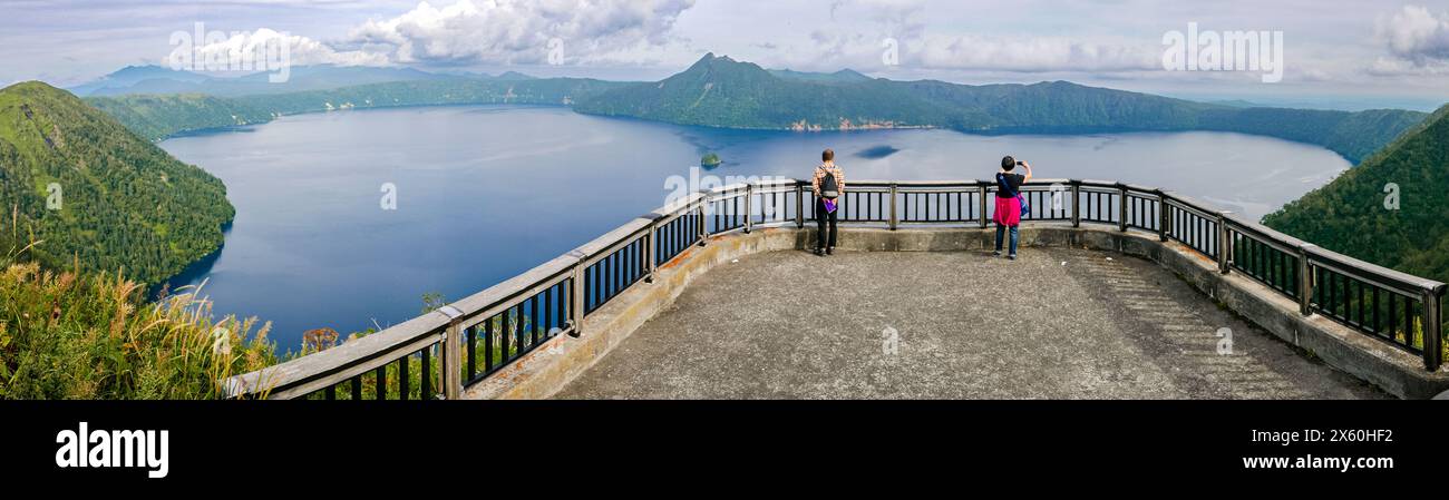 Vue panoramique du lac Mashu depuis le troisième pont d'observation en fin d'après-midi d'été à Teshikaga, dans l'est d'Hokkaido, Japon. Banque D'Images