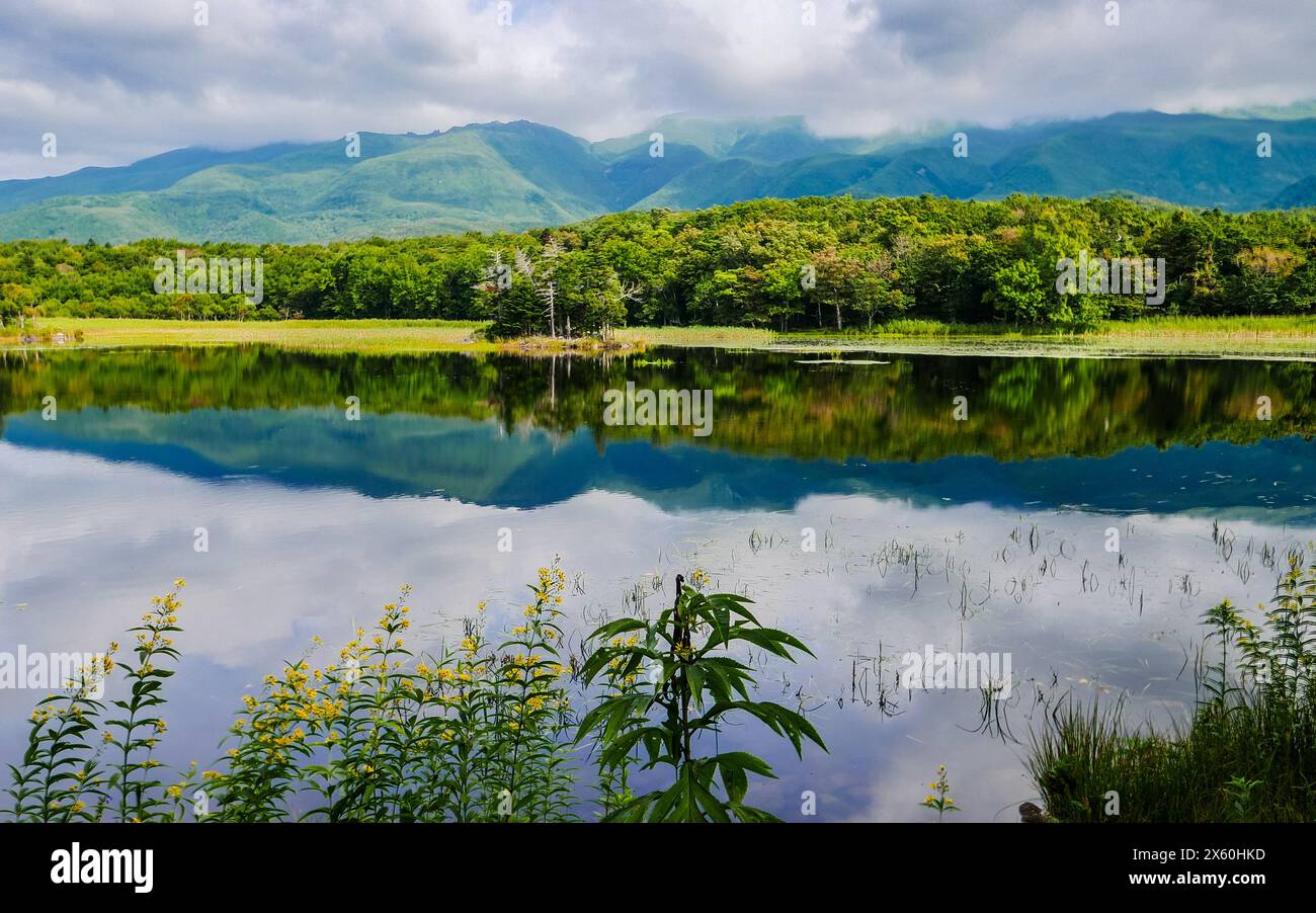 Les chaînes de montagnes Shiretoko et leurs reflets le long des rives du lac Niko dans le parc national Shiretoko Goko (cinq lacs), Hokkaido, Japon. Banque D'Images
