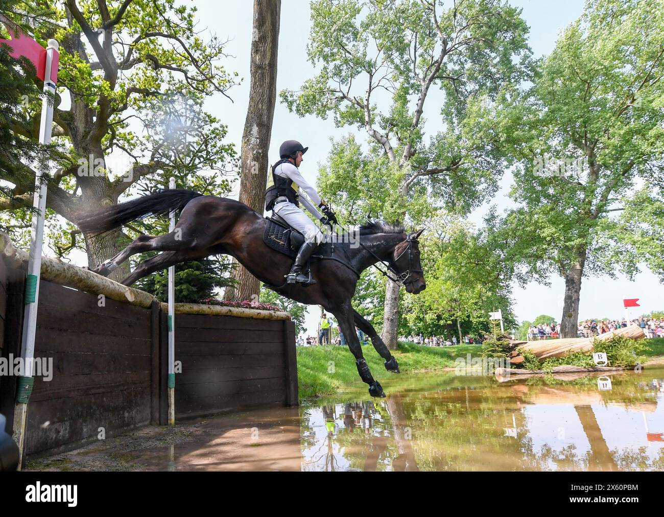 Badminton Estate, Gloucestershire, Royaume-Uni. 11 mai 2024. 2024 MARS Badminton Horse Trials jour 4 ; Felix Vogg (sui) Riding CARTANIA entre dans l'eau pendant le Cross Country le jour 4 crédit : action plus Sports/Alamy Live News Banque D'Images