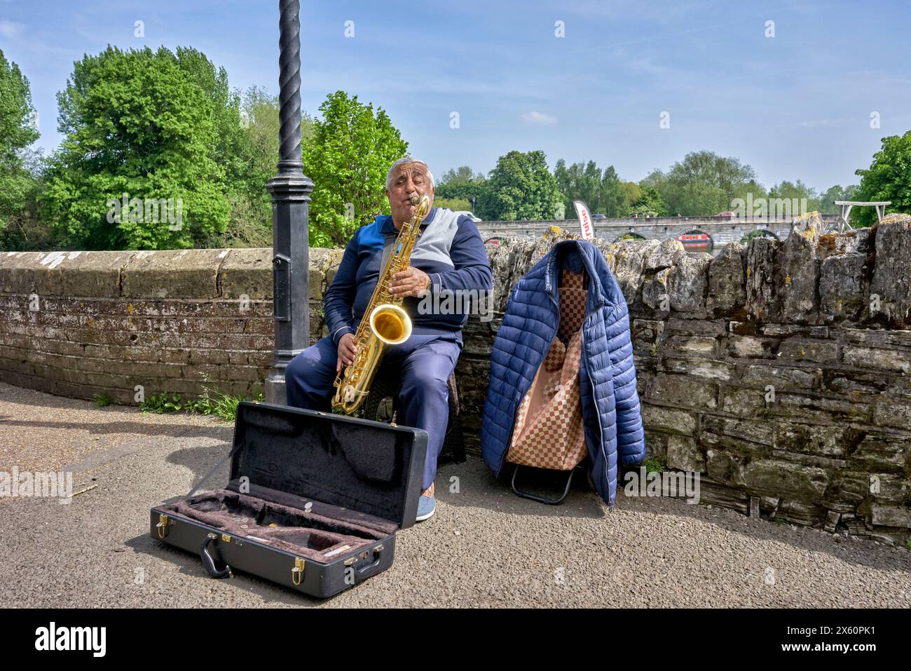 Joueur de saxophone busker sur le saxophone du tramway Bridge Stratford upon Avon Warwickshire, Angleterre Royaume-Uni Banque D'Images