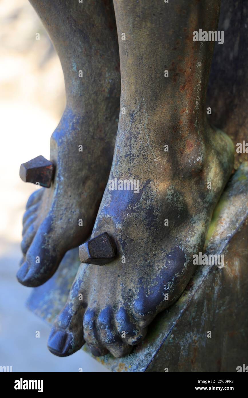 Pieds de Jésus Christ crucifiés. Crucifixion, crucifixion de Jésus de Nazareth, torture de la croix, évangiles, chrétiens, religion chrétienne. Beynac, Banque D'Images