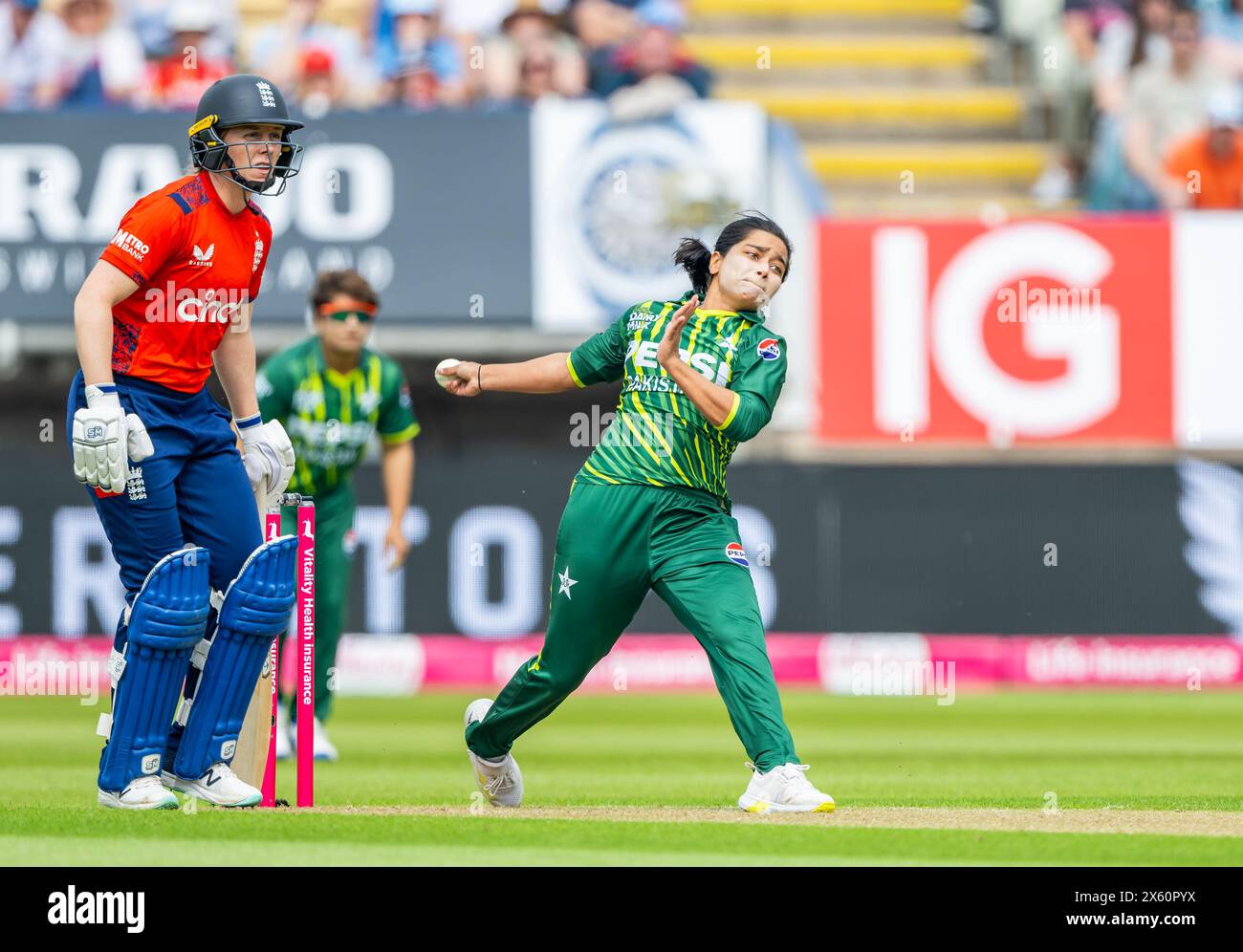 Fatima Sana bowling pour le Pakistan lors de la série internationale Vitality T20 entre l'Angleterre et le Pakistan Banque D'Images