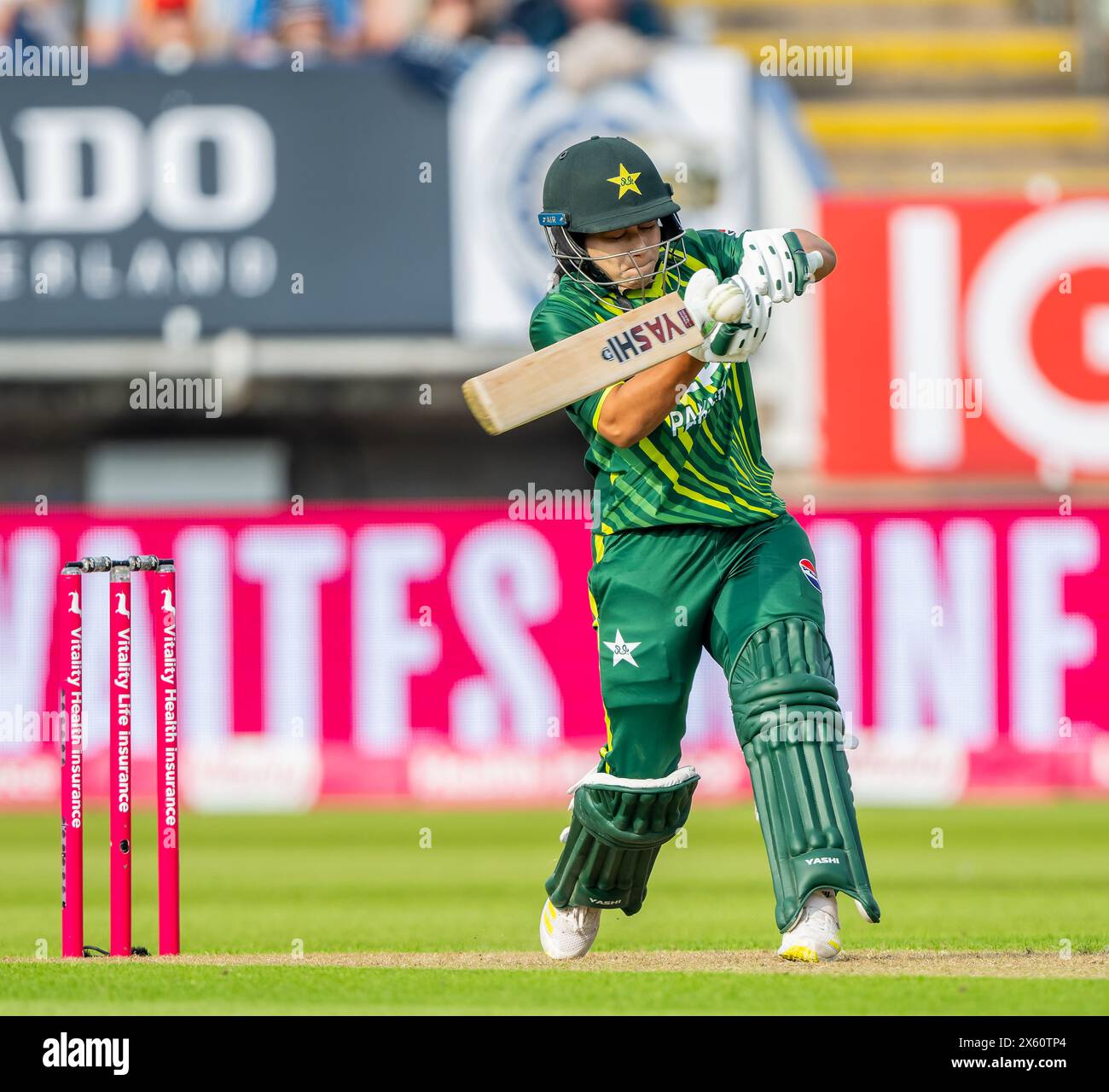 Fatima Sana battant pour le Pakistan lors de la série internationale Vitality T20 entre l'Angleterre et le Pakistan Banque D'Images