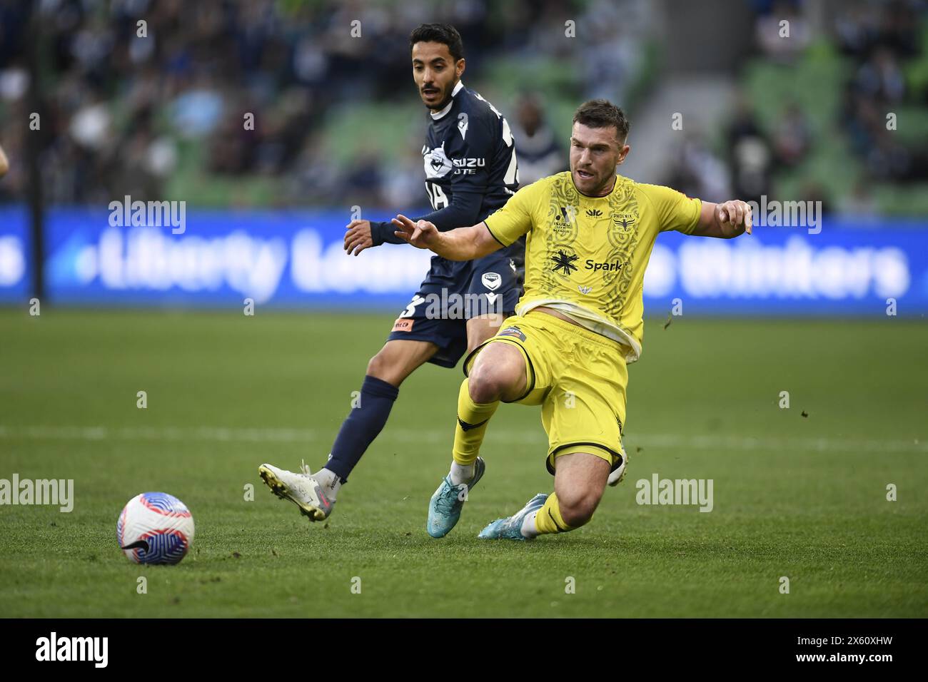 MELBOURNE, AUSTRALIE. 12 mai 2024. Sur la photo : le milieu de terrain de Wellington Phoenix Tim Payne (6) (à droite) affronte le tunisien Salim Khelifi (23) de Melbourne Victory lors de la première manche de la demi-finale des A Leagues Soccer, Melbourne Victory FC v Wellington Phoenix FC demi-finale au parc AAMI de Melbourne. Crédit : Karl Phillipson/Alamy Live News Banque D'Images