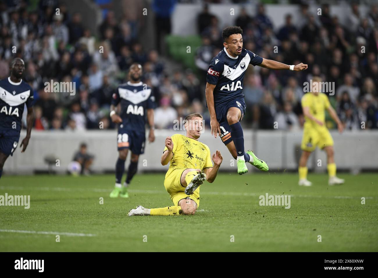 MELBOURNE, AUSTRALIE. 12 mai 2024. Photo : Scott Wootton (4), défenseur Wellington Phoenix, clips et fautes Ben Folami (11) de Melbourne Victory lors du A Leagues Soccer, Melbourne Victory FC v Wellington Phoenix FC demi finale à Melbourne AAMI Park. Crédit : Karl Phillipson/Alamy Live News Banque D'Images