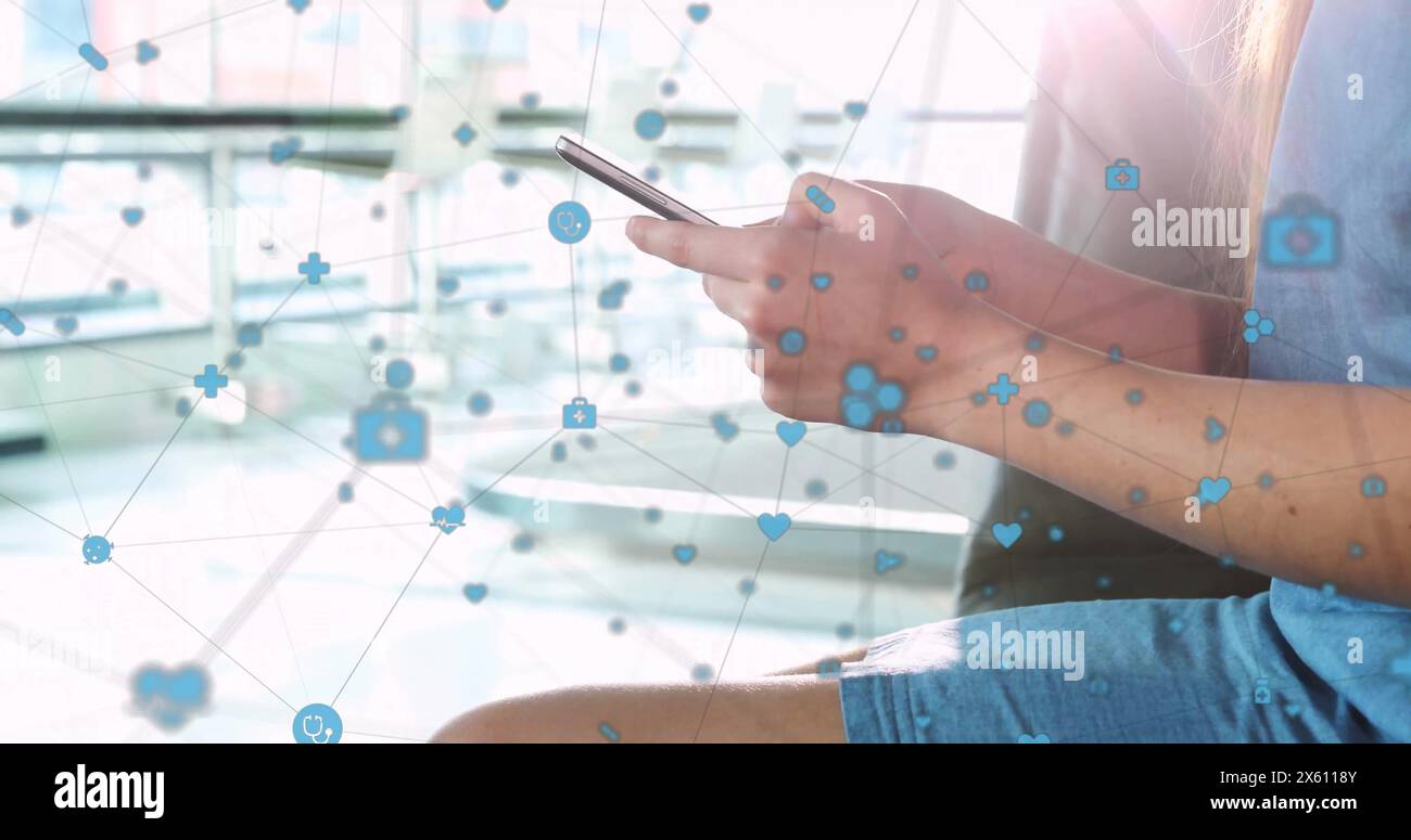 Image d'icônes connectées avec des lignes sur une femme caucasienne souriante discutant à l'aide d'un smartphone Banque D'Images