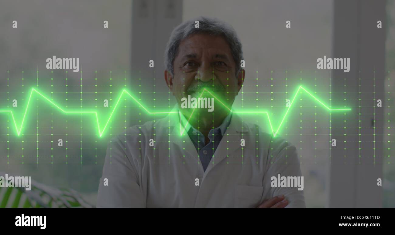 Image d'un moniteur de fréquence cardiaque comparée au portrait d'un médecin biracial senior souriant à l'hôpital Banque D'Images