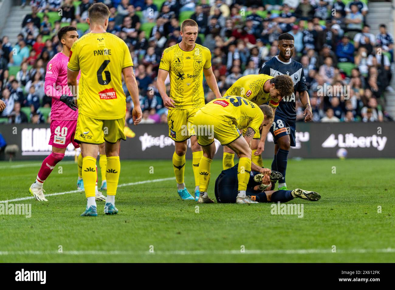 Melbourne, Australie. 12 mai 2024. Melbourne Victory v Melbourne City - 2024 Isuzu UTE A-League finale masculine série - demi finale 1 - AAMI Park. Les joueurs du Wellington Phoenix FC se rassemblent autour de l’attaquant Melbourne Victory Bruno Fornaroli (#10) après qu’il soit passé à l’intérieur de la boîte lors de la demi-finale masculine 2024 entre le Melbourne Victory FC et le Wellington Phoenix FC. Crédit photo : James Forrester/Alamy Live News Banque D'Images