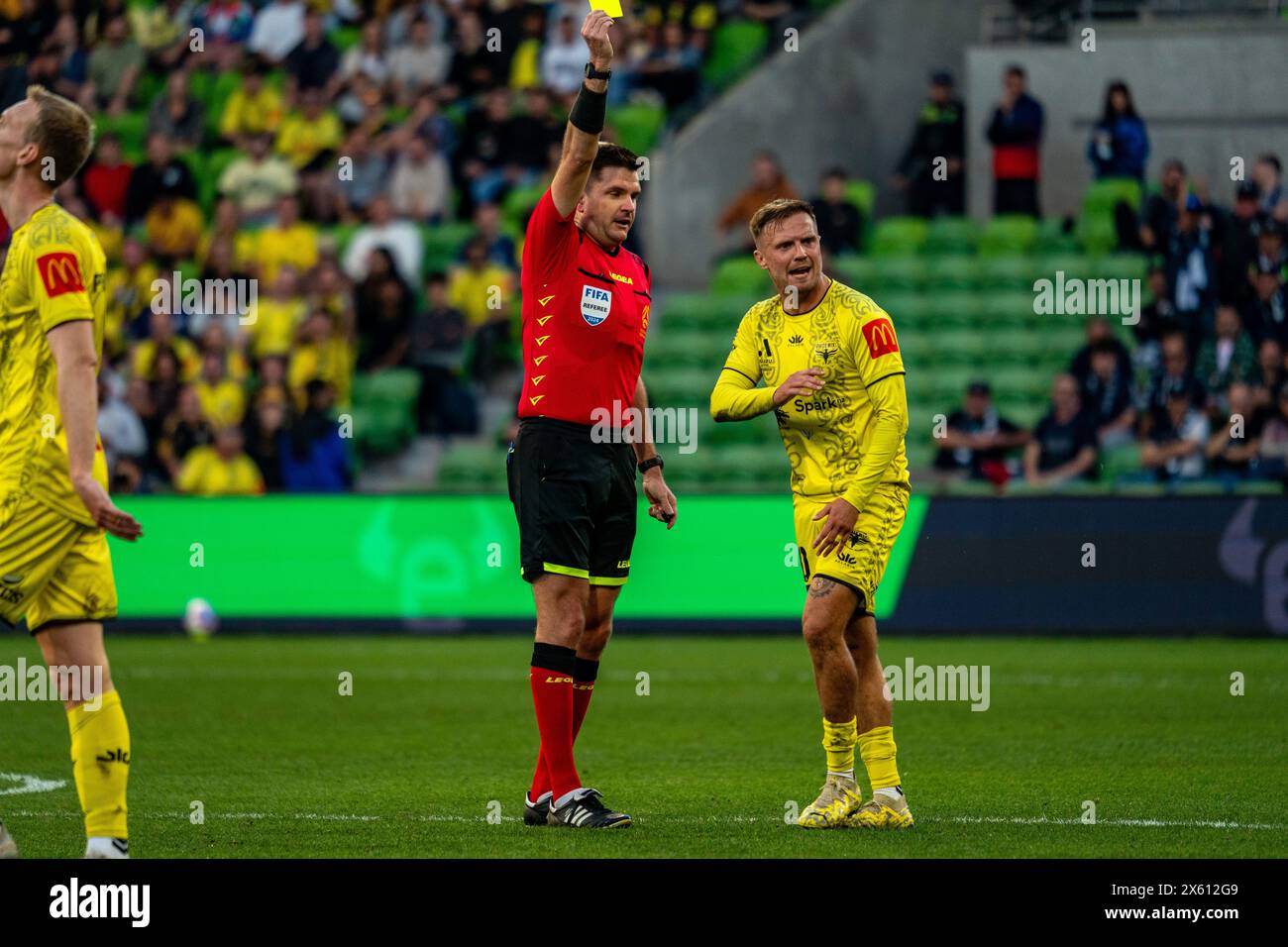 Melbourne, Australie. 12 mai 2024. Melbourne Victory v Melbourne City - 2024 Isuzu UTE A-League finale masculine série - demi finale 1 - AAMI Park. David Ball, attaquant Wellington Phoenix (#10), reçoit un carton jaune par Adam Kersey, officiel du match, lors de la demi-finale masculine 2024 entre Melbourne Victory FC et Wellington Phoenix FC. Crédit photo : James Forrester/Alamy Live News Banque D'Images