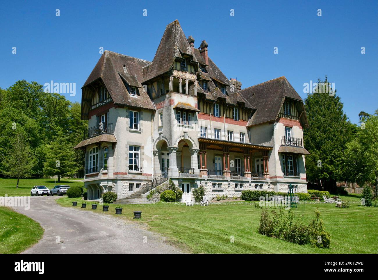 Une vue du Château du GUE aux Biches à Bagnoles de l'One, Nord Ouest de la France, Europe au printemps 2024 Banque D'Images