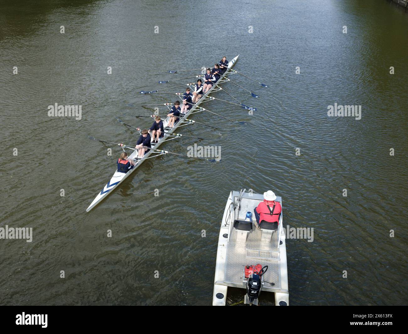 Enfants de l'école Shrewsbury aviron sur la rivière Severn, avec instructeur en bateau à moteur Banque D'Images