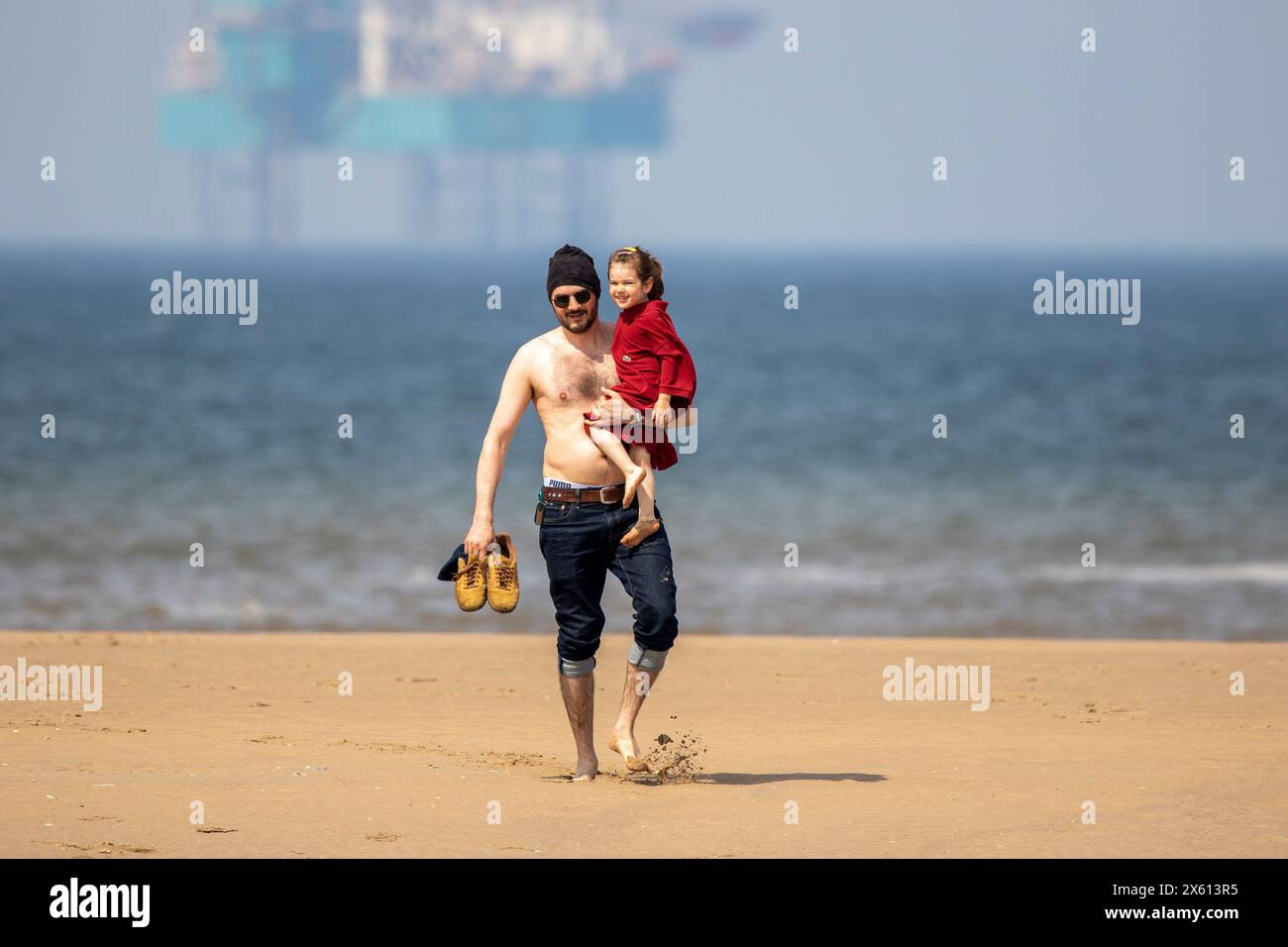 Southport, Merseyside, 12 mai 2024. Les gens partent pour un peu de plaisir au soleil lors de la glorieusement chaude journée de printemps sur la plage de Southport à Merseyside. Crédit : Cernan Elias/Alamy Live News Banque D'Images