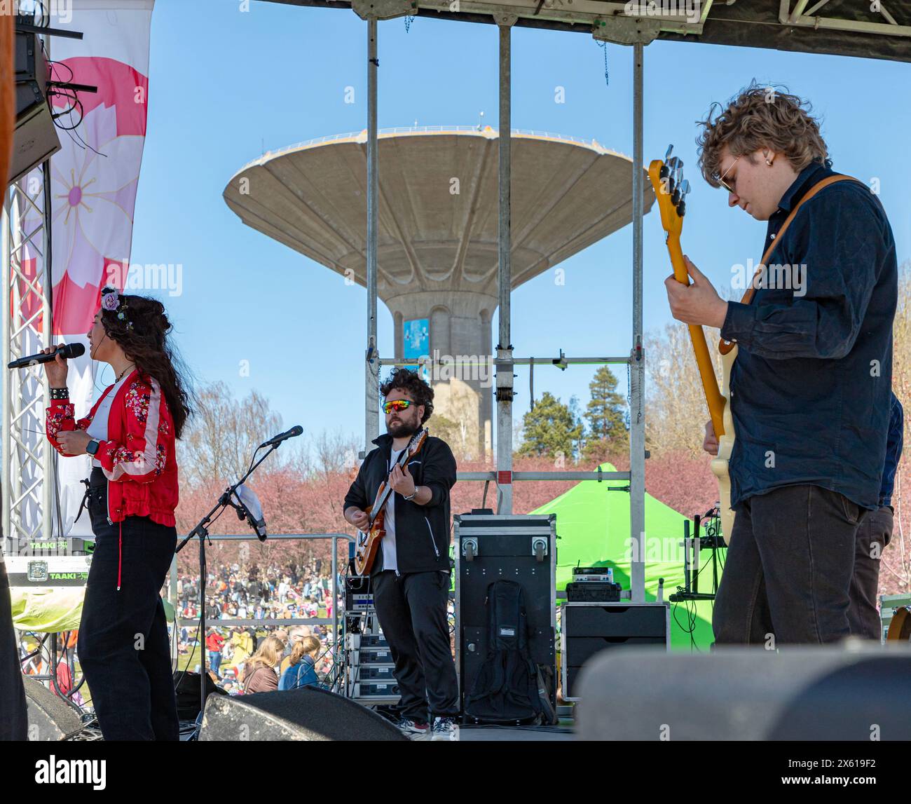 L'auteur-compositeur finnois-japonais Serita et leur groupe se produisent sur la scène principale du festival Roihuvuori Hanami. Banque D'Images