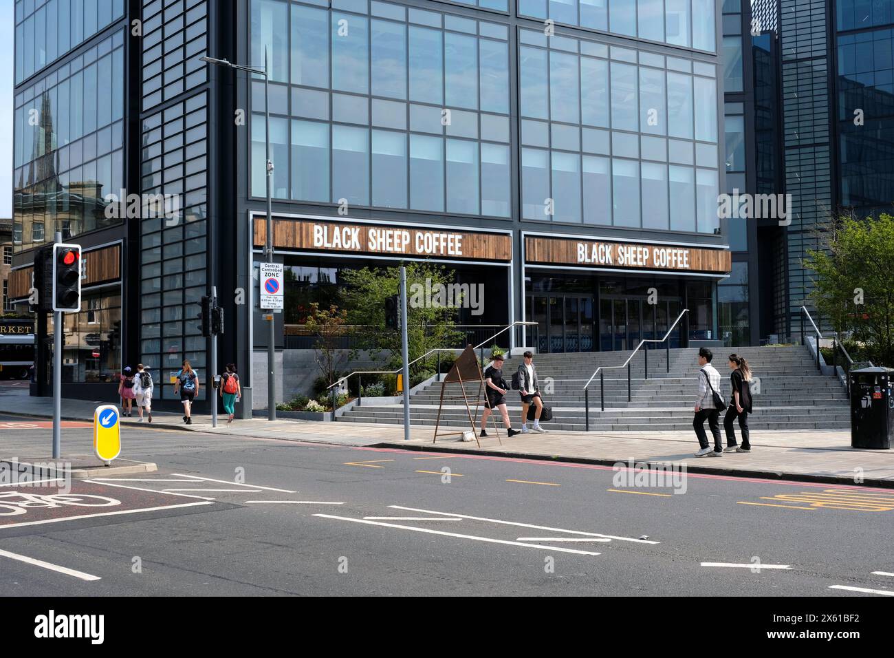 Édimbourg, Écosse, Royaume-Uni. 12 mai 2024. Black Sheep Coffee annonce une date d'ouverture pour le 14 mai pour un nouvel emplacement dans le centre-ville sur le site Haymarket GAP réaménagé Haymarket Square. Fait partie d'une énorme expansion de la marque qui a ouvert 90 magasins à travers le Royaume-Uni, dont 40 en 2023 seulement. Crédit : Craig Brown/Alamy Live News Banque D'Images