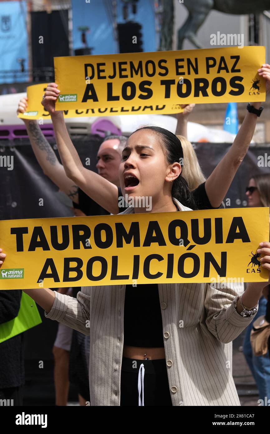 Manifestation contre la tauromachie et la maltraitance des animaux exigeant l'abolition de la tauromachie sur la place principale de Madrid le 12 mai 2024, Espagne Banque D'Images