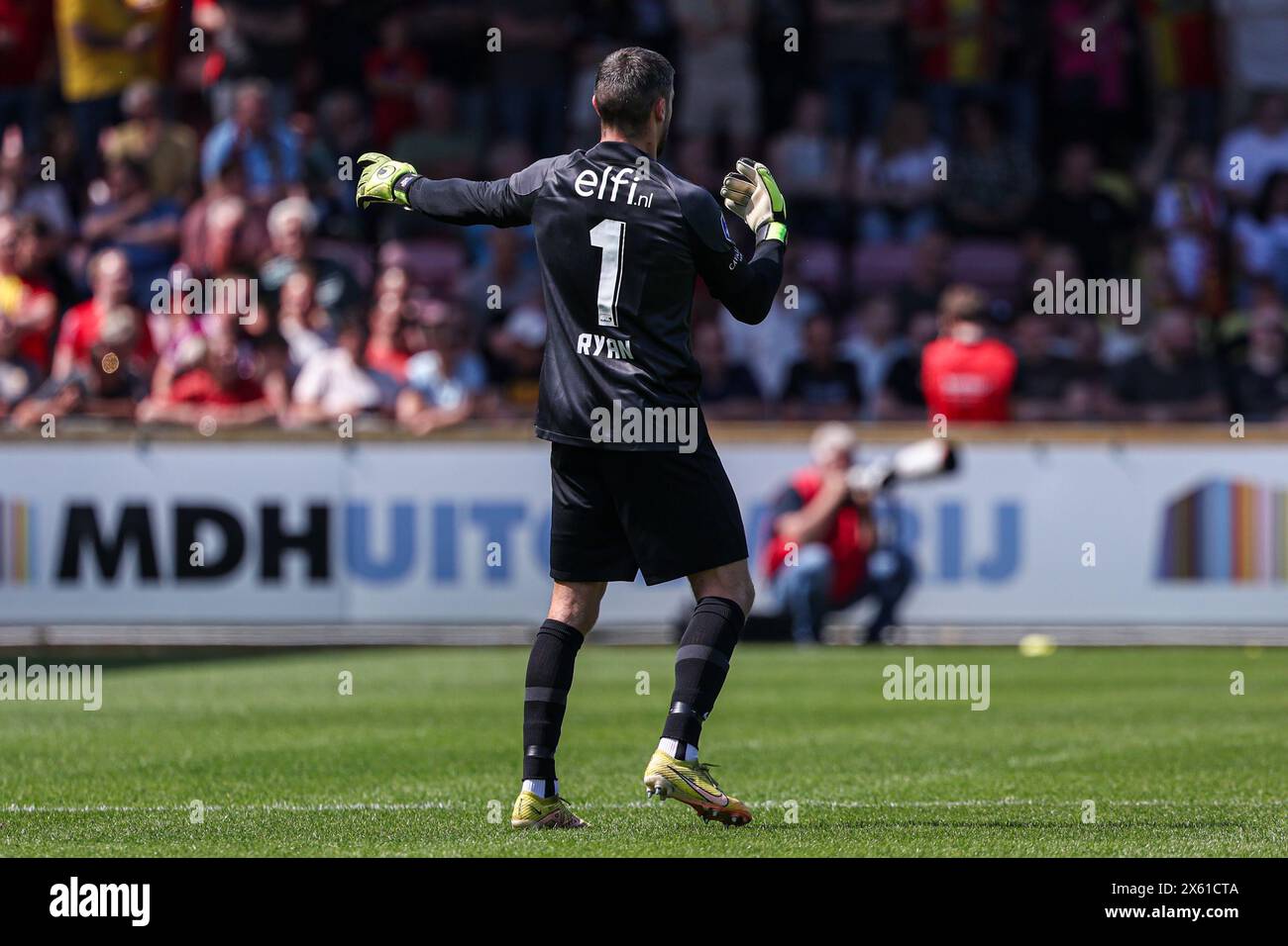 Deventer, pays-Bas. 12 mai 2024. DEVENTER, PAYS-BAS - 12 MAI : le gardien de but Mathew Ryan de l'AZ Alkmaar pointait pendant le match néerlandais Eredivisie entre Go Ahead Eagles et AZ à de Adelaarshorst le 12 mai 2024 à Deventer, pays-Bas. (Photo de Henny Meyerink/BSR Agency) crédit : BSR Agency/Alamy Live News Banque D'Images