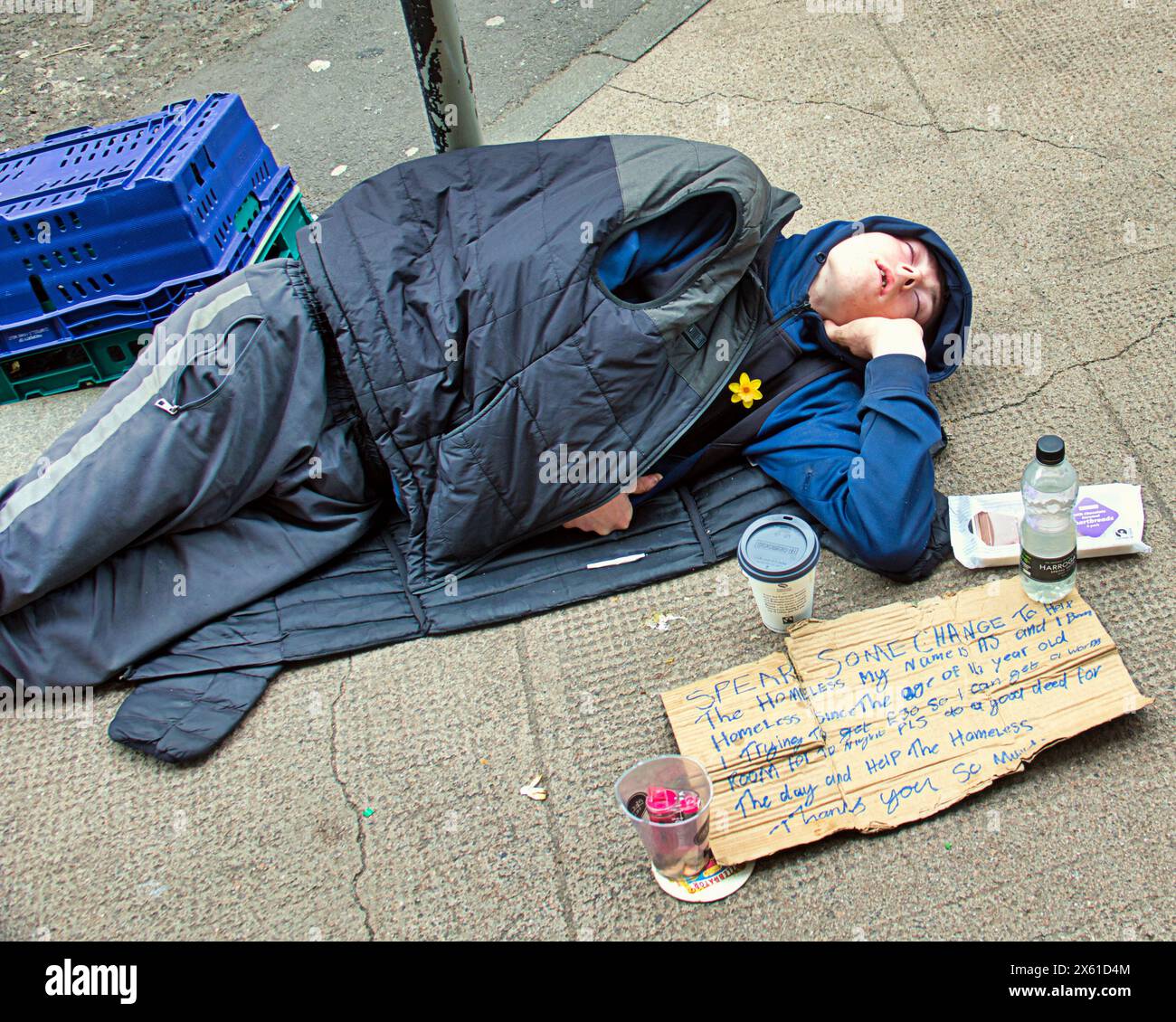 Glasgow, Écosse, Royaume-Uni. 12 mai 2024 : Météo britannique : ensoleillé pour les habitants et les touristes dans le centre de la ville alors que les températures montent aux niveaux estivaux. Crédit Gerard Ferry/Alamy Live News Banque D'Images