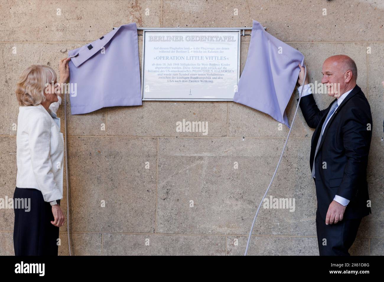 Berlin, Allemagne. 12 mai 2024. Denise Williams (à gauche), fille du vétéran américain du transport aérien Gail Halvorsen, et Kai Wegner (CDU), maire de Berlin, dévoile une plaque commémorative avec le texte "les avions d'où des bonbons pour les enfants berlinois ont été largués pendant le pont aérien de Berlin dans le cadre de l'opération Little Vittles du 18 juillet 1948, ont atterri à cet aéroport." Pour la vétéran American Airlift Gail Halvorsen. Crédit : Carsten Koall/dpa/Alamy Live News Banque D'Images