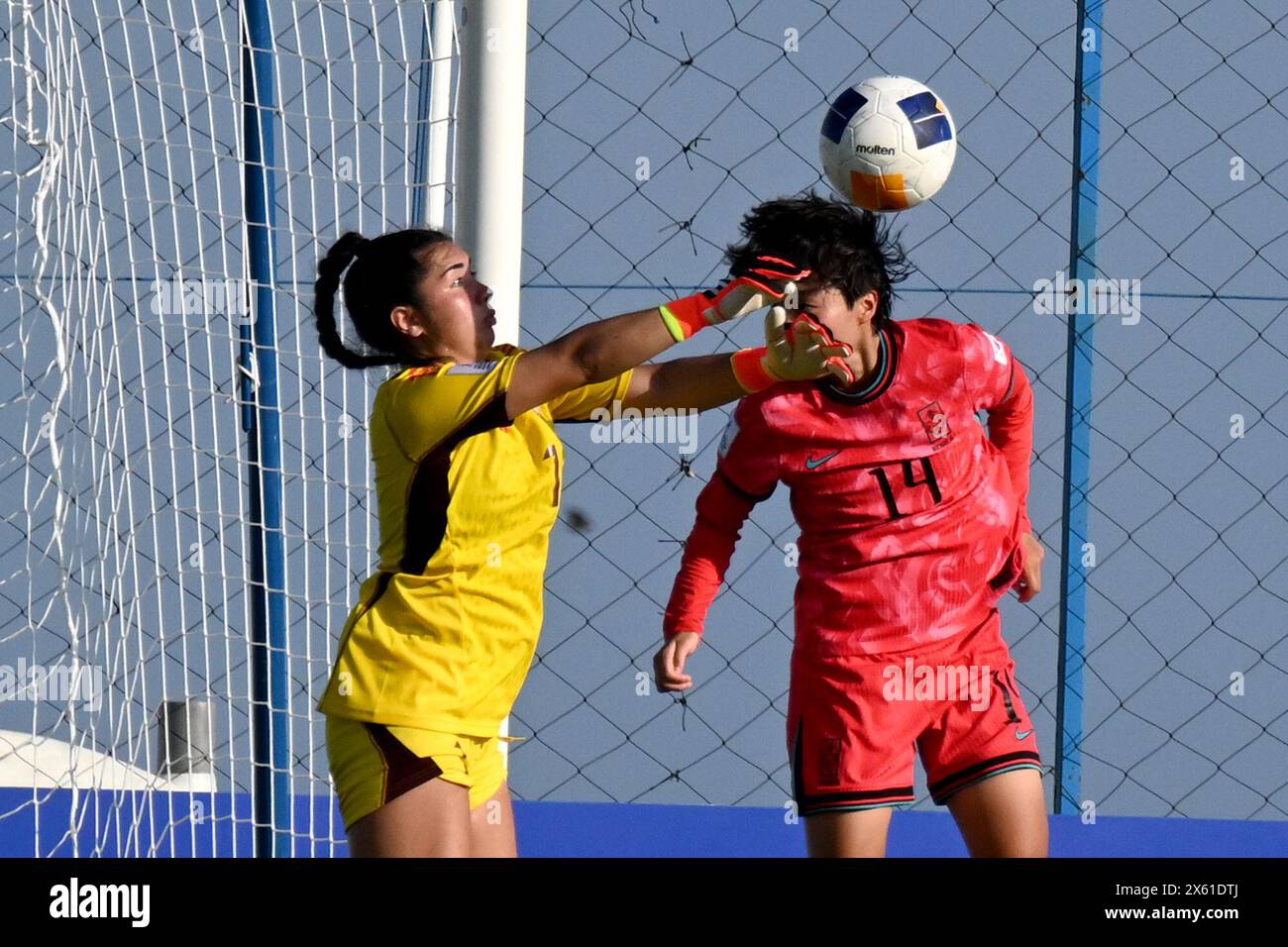 Bali, Indonésie. 12 mai 2024. Kim Hyowon (à droite) de Corée du Sud affronte Gabrielle Baker, gardienne des Philippines lors du match du Groupe A de la Coupe d'Asie féminine U-17 2024 entre la Corée du Sud et les Philippines au Bali United Training Center à Bali, Indonésie, le 12 mai 2024. Crédit : Agung Kuncahya B./Xinhua/Alamy Live News Banque D'Images