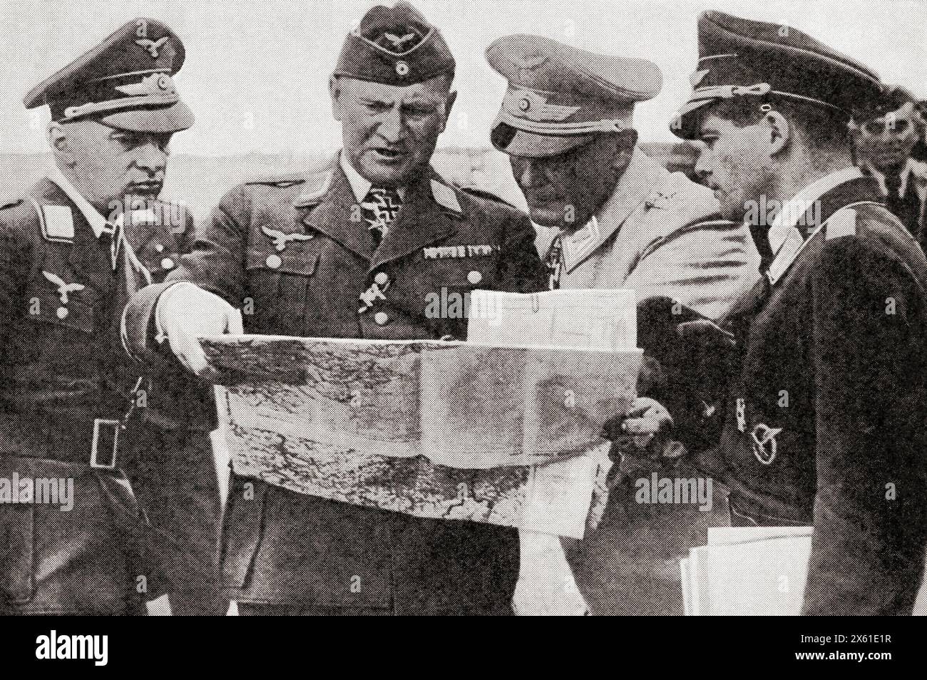Goering avec, à gauche, le général Jeschonnek, et à droite, le général Loerzer, étude d'une carte tout en planifiant une attaque contre la Grande-Bretagne, 1940. Hermann Wilhelm Göring ou Goering, 1893-1946. Politicien allemand, chef militaire et criminel de guerre condamné. Hans Jeschonnek, 1899 – 1943. Aviateur militaire allemand dans le Luftstreitkräfte pendant la première Guerre mondiale Bruno Loerzer, 1891 – 1960. Officier de l'armée de l'air allemande pendant la première Guerre mondiale et la seconde Guerre mondiale de la Guerre en images, sixième année. Banque D'Images