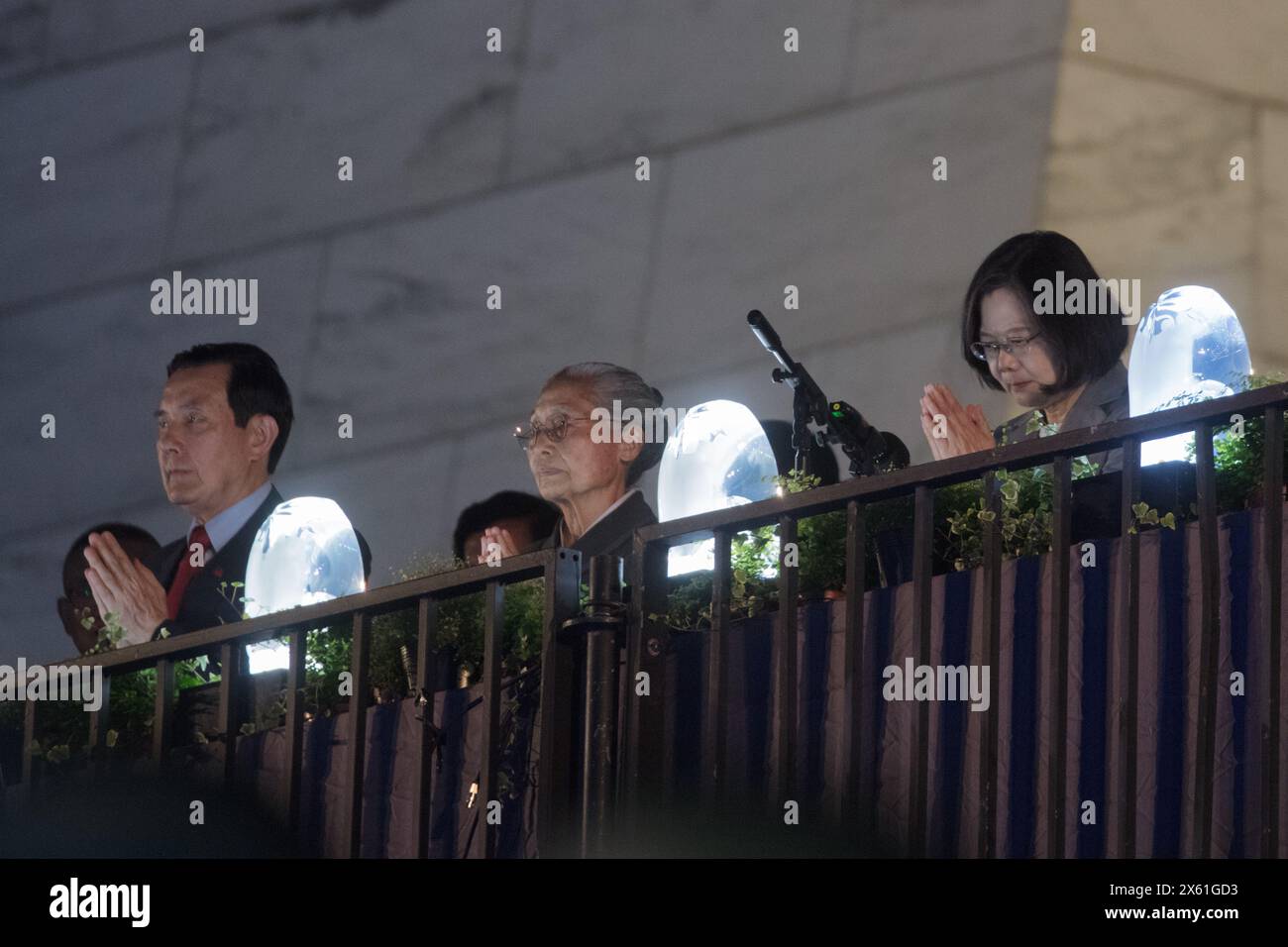 Le président taïwanais Tsai Ing-Wen (R) et le président ma Ying-jeou assistent à la fête de la baignade du Bouddha à Taipei, le 12 mai 2024. Banque D'Images