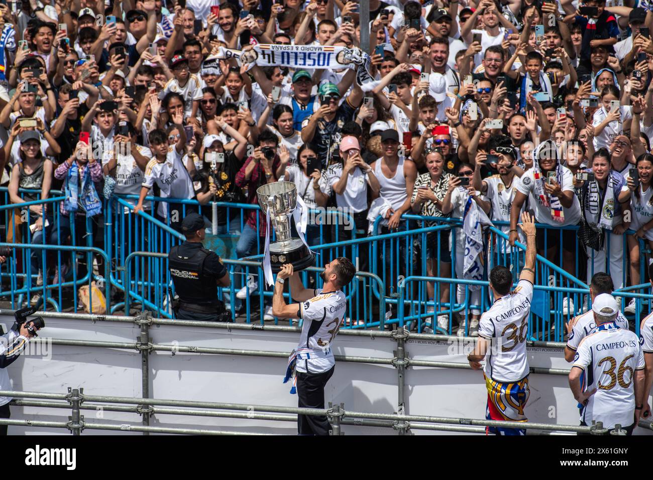 Madrid, Espagne. 12 mai 2024. Le joueur du Real Madrid Nacho Fernandez lève le trophée célébrant à Cibeles Square le titre de champion 36 de la Liga saison 2023-2024. Crédit : Marcos del Mazo/Alamy Live News Banque D'Images