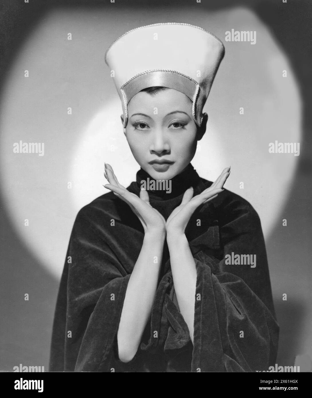 Un portrait publicitaire de l'actrice chinoise ANNA MAY WONG dans le rôle de Zaharat, la fille esclave au CHU CHIN CHOW 1934 réalisateur WALTER FORDE costume Design CATHLEEN MANN Producteur MICHAEL BALCON Gainsborough Pictures / Gaumont British Banque D'Images