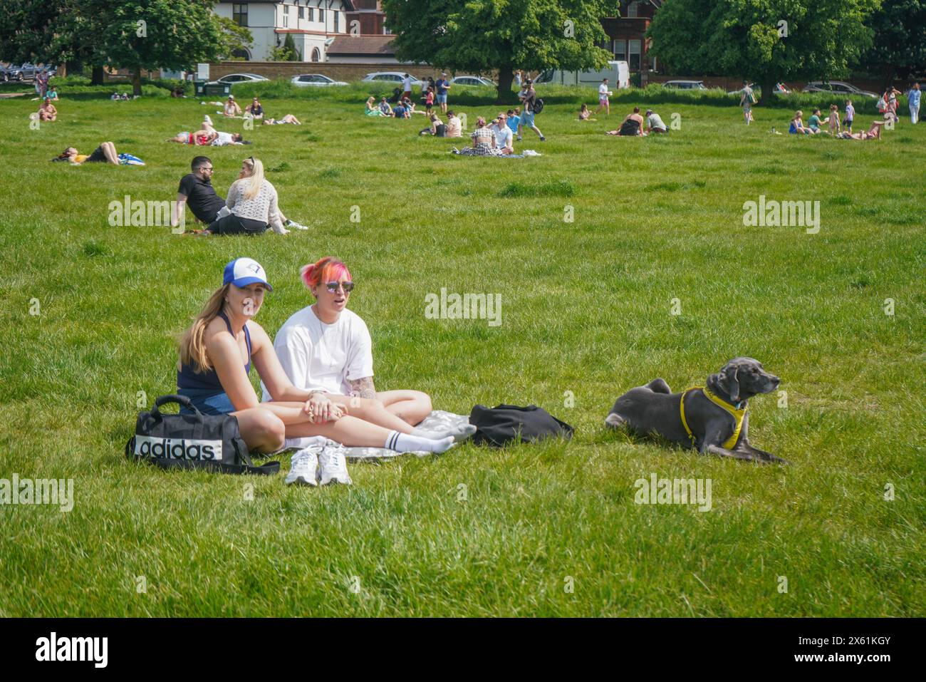 Wimbledon, Londres, Royaume-Uni. 12 mai 2024. Les gens se détendent sous le soleil printanier sur Wimbledon Common, au sud-ouest de Londres. Aujourd'hui devrait être le jour le plus chaud de l'année jusqu'à présent avec des températures culminant à 27C. Credit : amer Ghazzal/Alamy Live News Banque D'Images