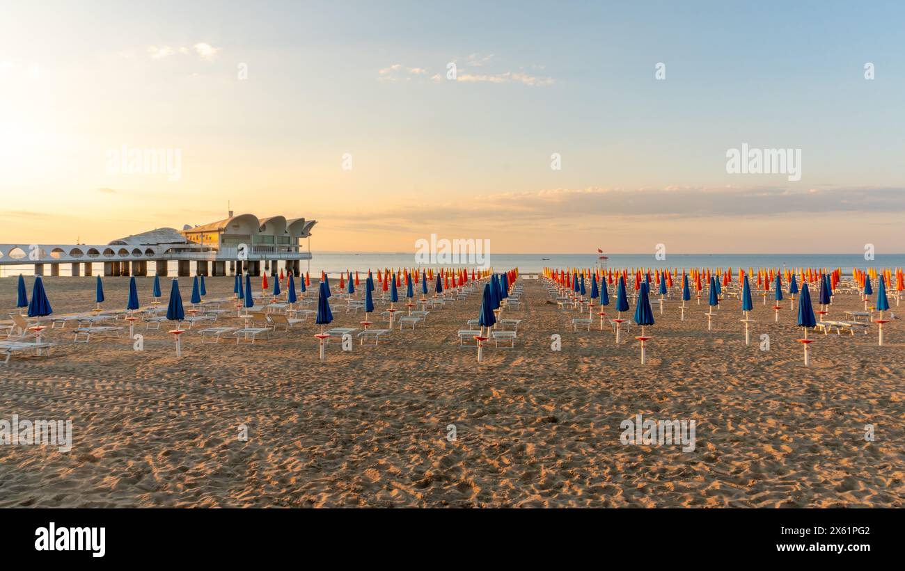 Lignano Sabbiadoro sur la côte de la mer Adriatique en Italie, Europe pendant le lever du soleil en été. Banque D'Images