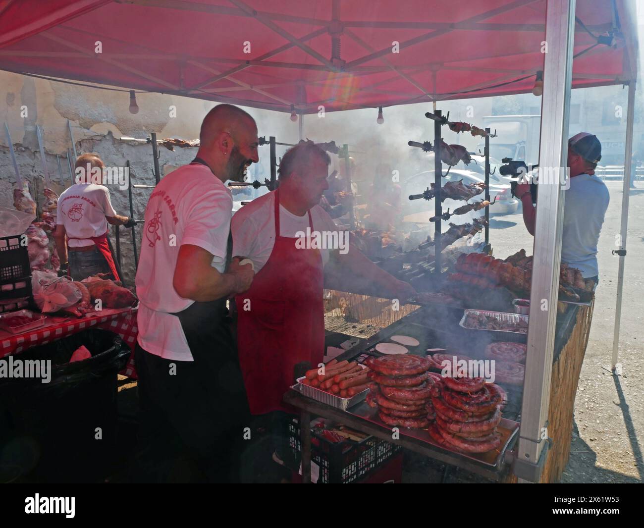 Sassari, Sardaigne, Italie. Barbecue mixte au festival Cavalcata Sarda Banque D'Images