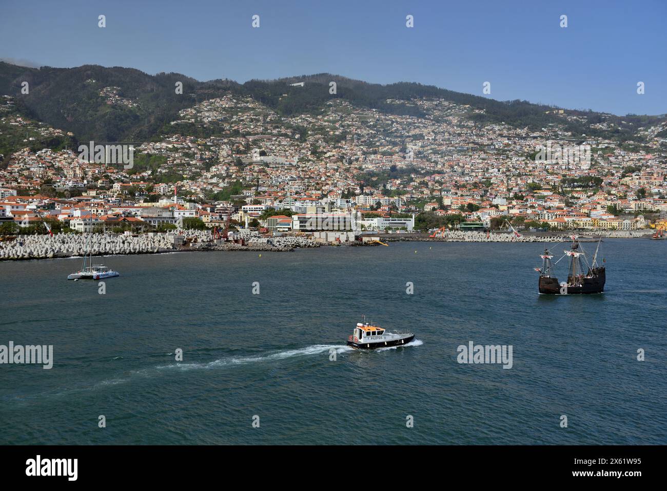 Une réplique de galion espagnol dans le port de Funchal sur l'île de Madère. Banque D'Images