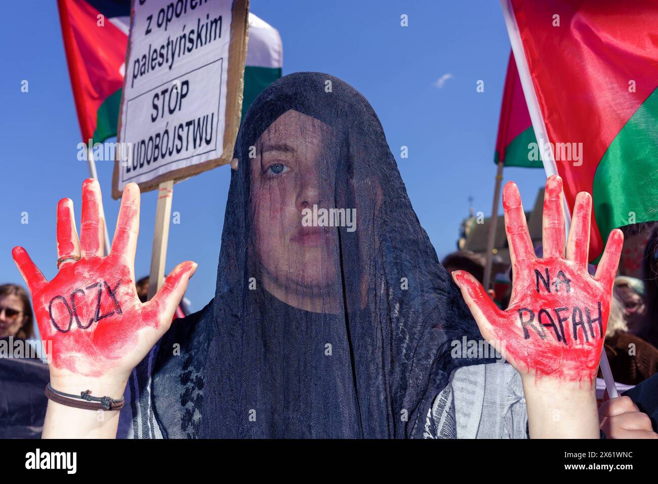 Manifestation pro-palestinienne à Varsovie. Une personne portant une coiffe de deuil a une inscription sur ses mains sanglantes : Eyes on Rafah. Varsovie Pologne Copyright : xMikolajxJaneczekx Banque D'Images